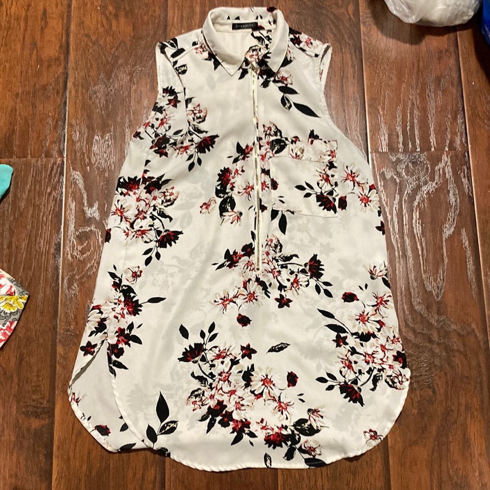 Dynamite white with floral pattern blouse
